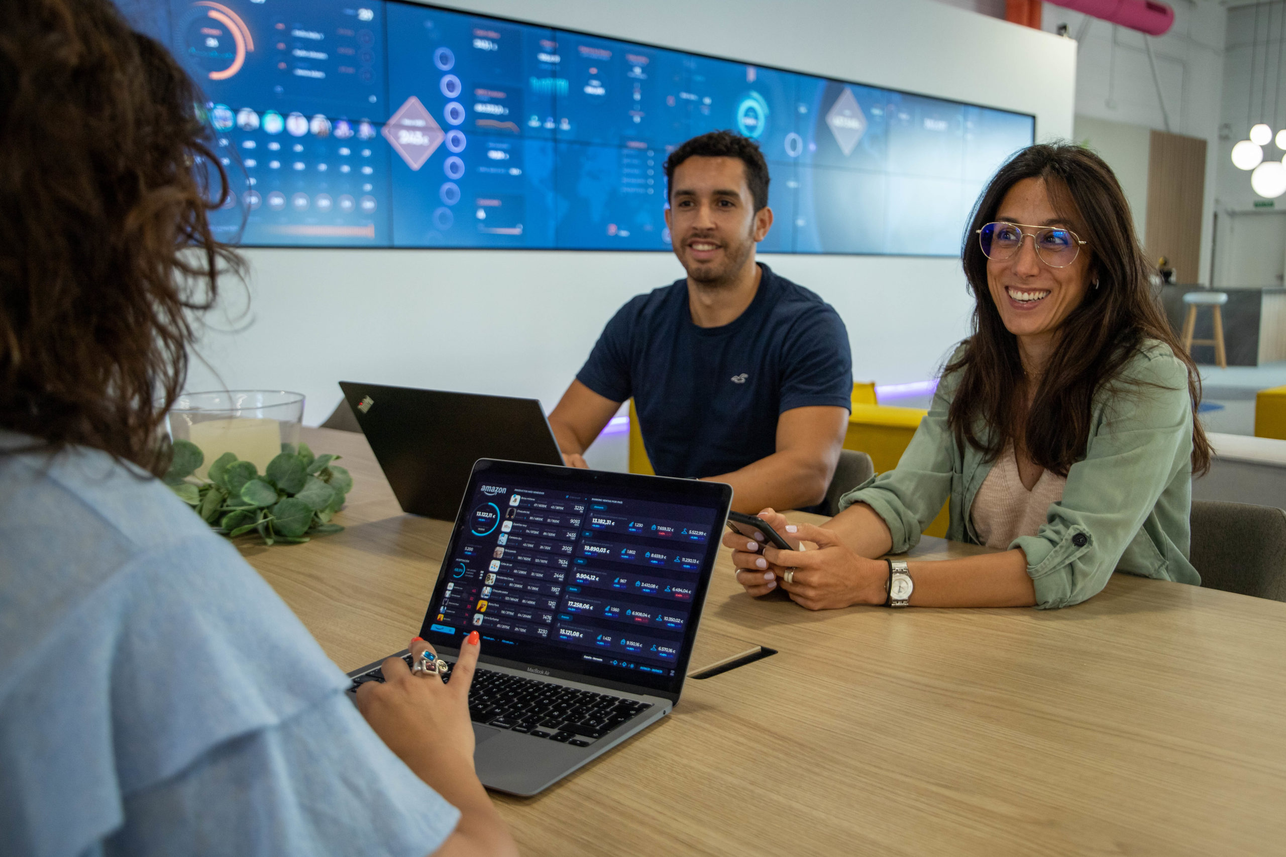 Espacios de trabajo que inspiran y fomentan la cooperación.
